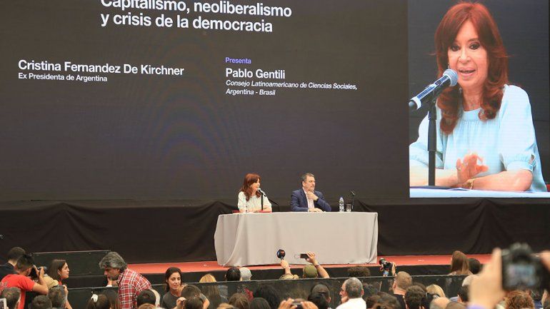 Cristina Kirchner le apuntó a Macri en la contracumbre