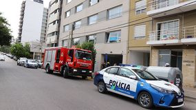 Susto en un edificio en pleno centro neuquino / Foto | LM Neuquen Susto en un edificio en pleno centro neuquino / Foto