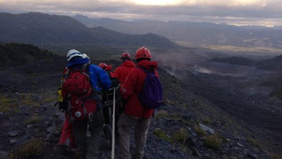 Rescataron a un montañista lesionado del volcán Lanín