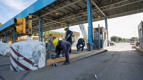 Obreros comenzaron a retirar toda la estructura donde funcionó el peaje.