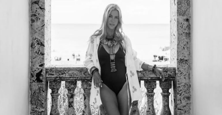 La modelo lució un traje de baño enterizo negro cavado y con escote profundo. La modelo lució un traje de baño enterizo negro cavado y con escote profundo.