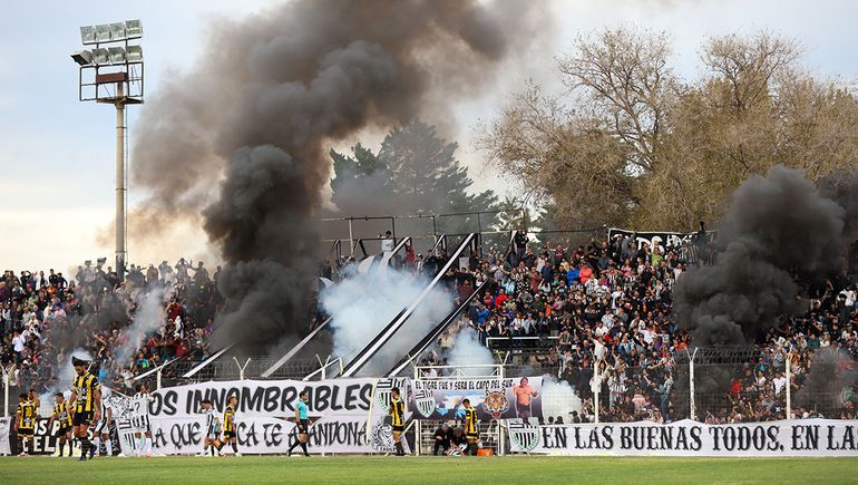 Las tribunas del estadio de la calle O'higgins a pleno el último domingo. Las tribunas del estadio de la calle O'higgins a pleno el último domingo.