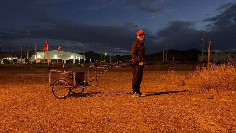 Un colombiano va camino a unir Ushuaia a Alaska a pie