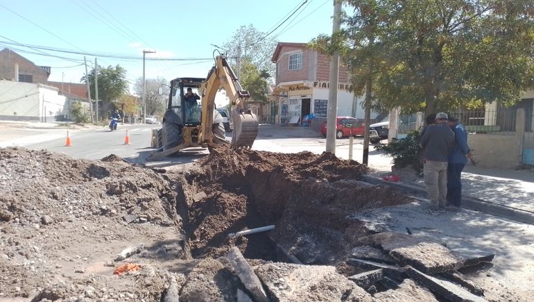 Un taxi y un hombre cayeron en un pozo provocado por un caño roto