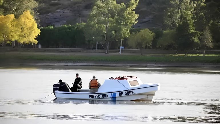 Efectivos de Prefectura Naval junto a los de la Policía rionegrina seguían buscando a los desaparecidos en el río Negro. 