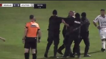 federal a: un hincha de douglas haig se metio a la cancha para pegarle al arbitro federal a: un hincha de douglas haig se metio a la cancha para pegarle al arbitro