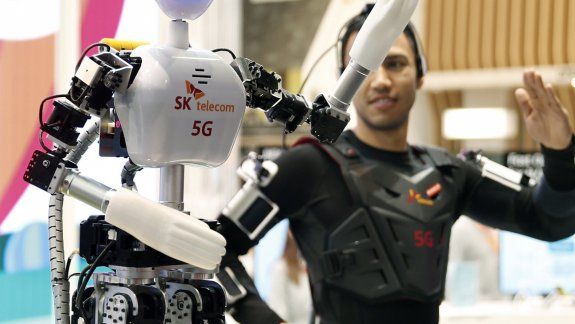 Los robots fueron lo más novedoso de la feria de los teléfonos.