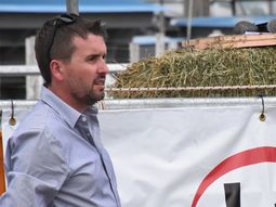 Leandro Monedero, titular de la consignataria, critica al SENASA por maltratar al que hizo las cosas bien y pide ampliar la barrera para salvar el feedlot patagónico. Leandro Monedero, titular de la consignataria, critica al SENASA por maltratar al que hizo las cosas bien y pide ampliar la barrera para salvar el feedlot patagónico.