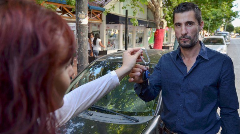 Roberto Molina ofrece hace dos años el servicio de conductores que manejan el vehículo de quien lo necesite.&nbsp;