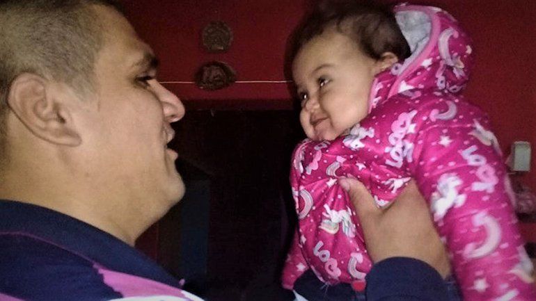 Cipolletti: el emocionante reencuentro de la beba con el policía que le salvó la vida con RCP