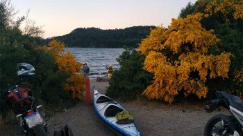 buscan a un joven que cayo al agua tras darse vuelta su kayak buscan a un joven que cayo al agua tras darse vuelta su kayak