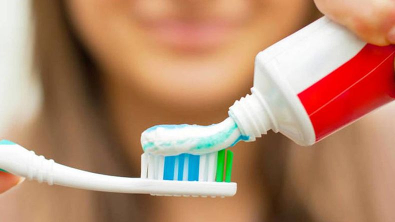 ¿Qué pasta usás para lavar tus dientes? Advierten que el fluoruro de estaño podría causar lesiones