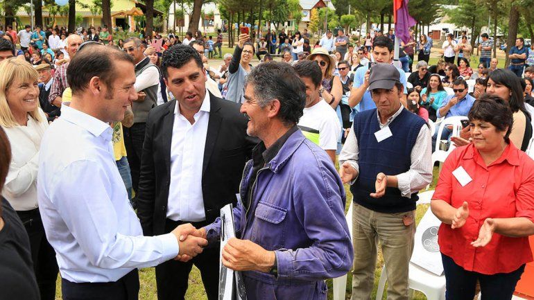 El gobernador durante su visita a Varvarco-Invernada Vieja.