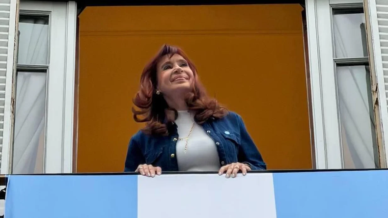 La Justicia ordenó embargar el departamento donde Cristina Kirchner cumple prisión domiciliaria.