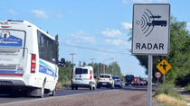 Carteles al costado de la ruta advierten a los conductores sobre la presencia de radares de tránsito en Neuquén y Río Negro.