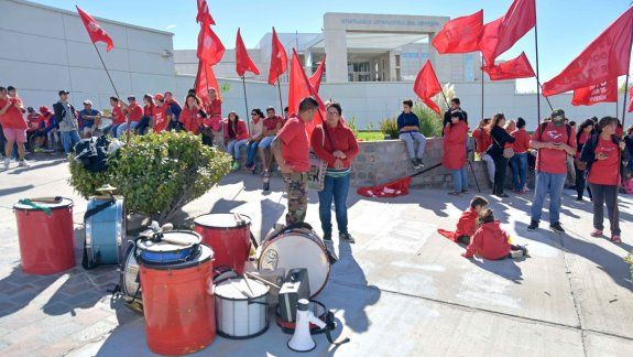 Militantes del MTD pidieron la ley de expropiación con bombos y banderas.