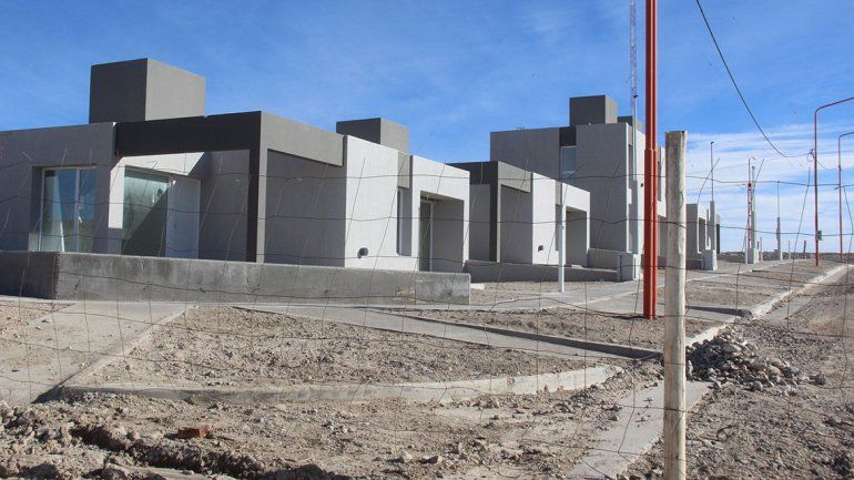 Las casas están ubicadas a la vera de la Ruta 22 y cerca de Zapala.