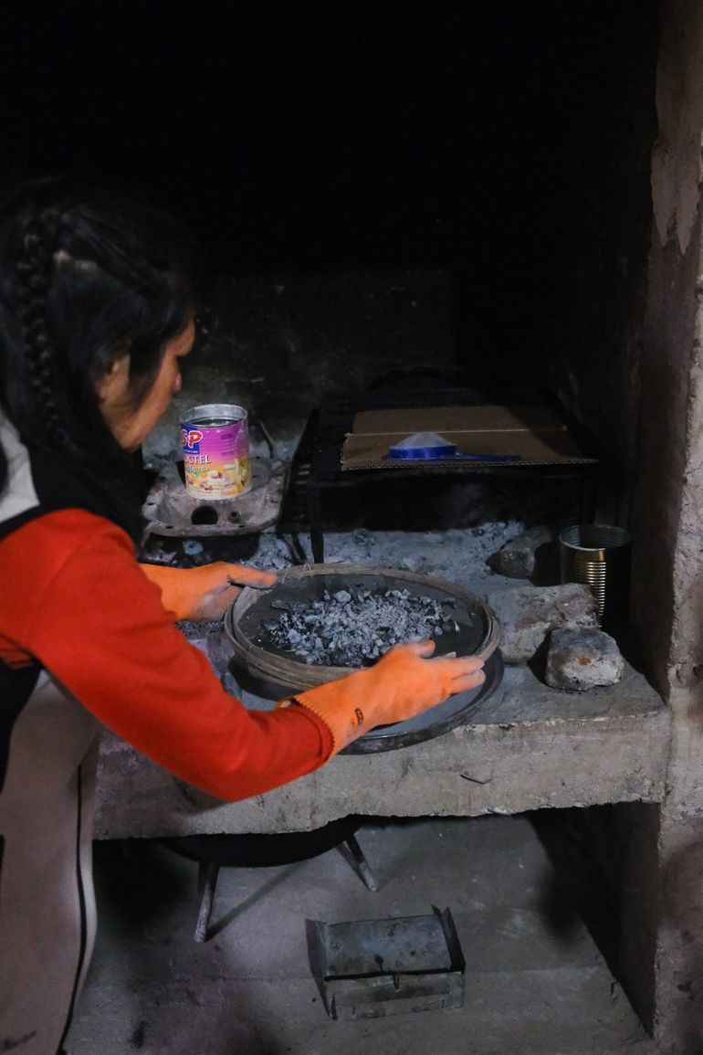 Teresa y las cenizas en el proceso de preparación del mote. Teresa y las cenizas en el proceso de preparación del mote.