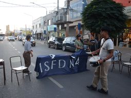 Estudiantes del IFD N°4 cortan la calle Perito Moreno desde las 19. Estudiantes del IFD N°4 cortan la calle Perito Moreno desde las 19.