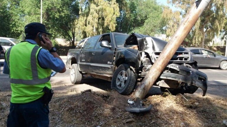 Sufrió una falla en los frenos y chocó violentamente contra un poste