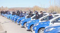 El gobernador neuquino Rolando Figueroa anticipó que durante el presente año se sumarán 353 móviles policiales. El gobernador neuquino Rolando Figueroa anticipó que durante el presente año se sumarán 353 móviles policiales.