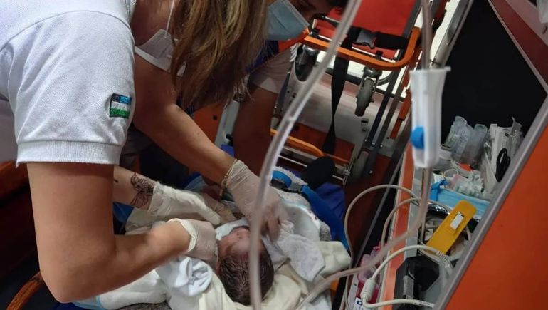 No llegaba al hospital y dio a luz en la ambulancia