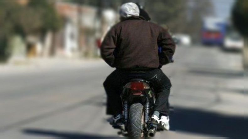Ruta 65: motochorros la empujaron y le robaron $100.000