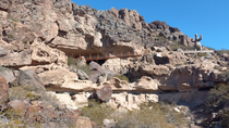 La cueva Huenul es un importante sitio arqueológico que es azotado por el vandalismo.