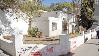 El edificio en el que durante 60 años funcionó LU5, en la emblemática esquina de Alberdi y Santa Fe, fue derribado en mayo de 2012. En el lugar se construyó una serie de locales comerciales. 