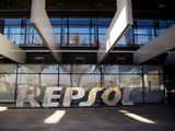 FOTO DE ARCHIVO: El logo de Repsol en el exterior de su sede en Madrid, 16 de diciembre de 2014.  REUTERS/Andrea Comas/File Photo