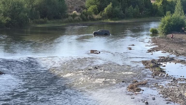 Borracho quedó varado con una camioneta prestada en el río Curi Leuvú