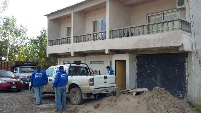 Efectivos de Delitos Económicos en el allanamiento en el barrio Ferroviario.