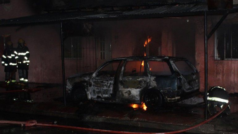 Un auto estaba estacionado en la vereda, se incendió y casi quemó tres casas