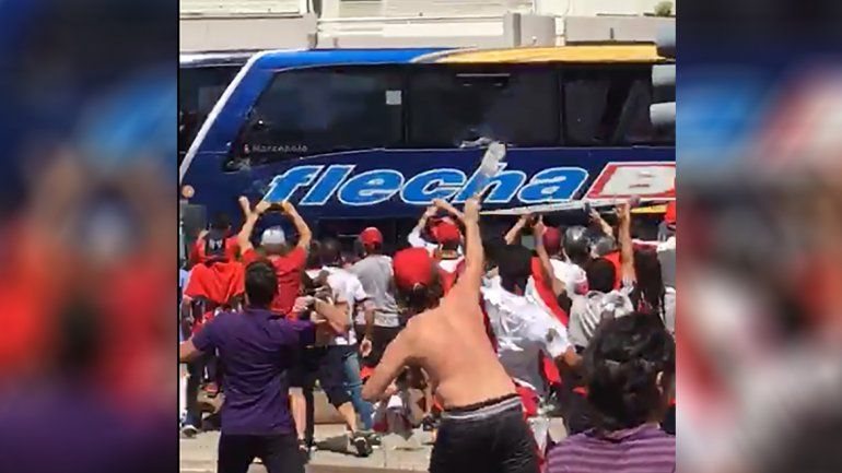 Así fue el ataque al colectivo que trasladaba a Boca hacia el Monumental: desde adentro y desde afuera