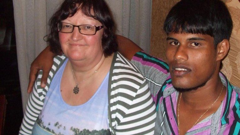 Jubilada se enamoró de un taxi boy y perdió todo