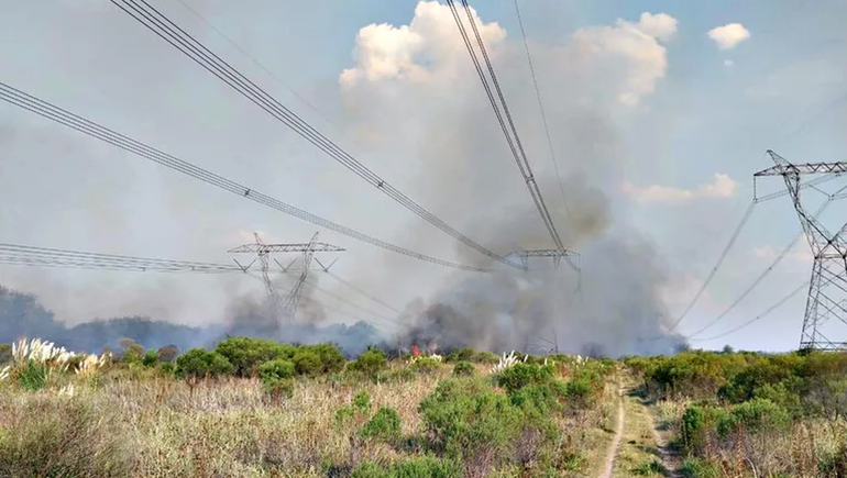 Apagón en medio país: el Gobierno sospecha de un incendio intencional