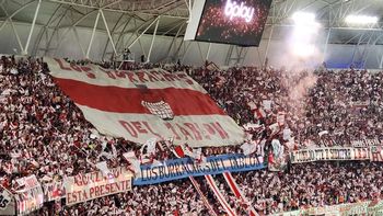El color de la hinchada de River en Santiago del Estero. El color de la hinchada de River en Santiago del Estero.