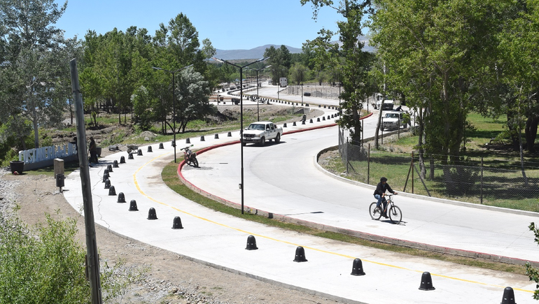 La primera etapa de la costanera sobre el río Agrio en Las Lajas.
