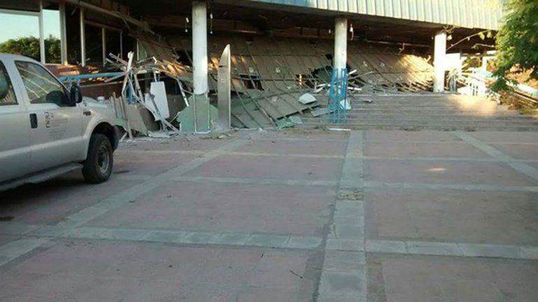 La pesada estructura se desplomó el viernes. Dicen los peritos que pudo haber sido a causa del viento.