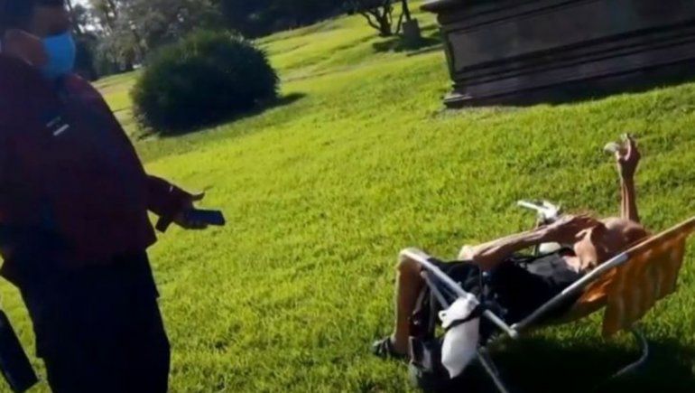 Con 83 años, abuela rebelde rompió la cuarentena para tomar sol