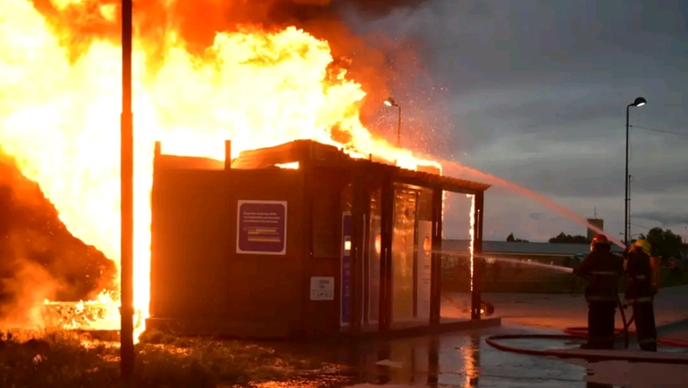 Un incendio intencional dejó en cenizas una estación de reciclaje de Zapala