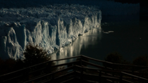 Las excursiones y recorridas nocturnas por las pasarelas del Glaciar Perito Moreno fueron suspendidas en los 2000 por problemas de seguridad. Las excursiones y recorridas nocturnas por las pasarelas del Glaciar Perito Moreno fueron suspendidas en los 2000 por problemas de seguridad.