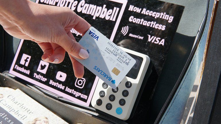 La tecnología NFC (Near Field Communication) -reconocida por su aplicación para hacer pagos virtuales- permite vincular las tarjetas de crédito o débito a un teléfono celular. La tecnología NFC (Near Field Communication) -reconocida por su aplicación para hacer pagos virtuales- permite vincular las tarjetas de crédito o débito a un teléfono celular.