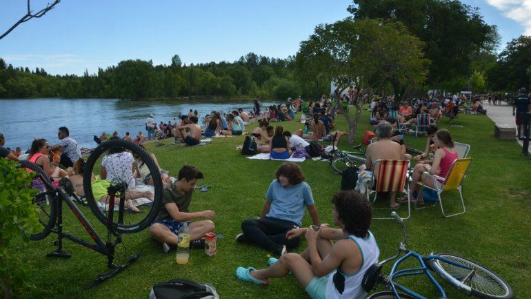 La costa del río Limay, el mejor refugio para los que se quedaron este finde largo en Neuquén