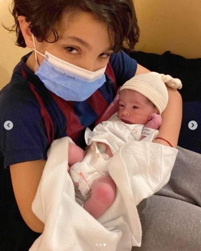 Benjamím, hijo del periodista en una relación anterior, con su hermanito en brazos.