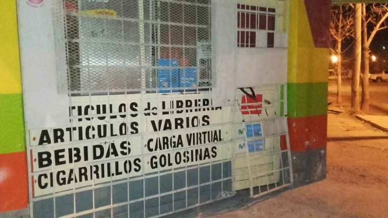 Barretearon la reja de un kiosco  y se alzaron con 150 mil pesos