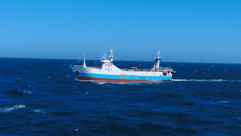 Detectan un barco extranjero pescando en el Mar Argentino y no era chino