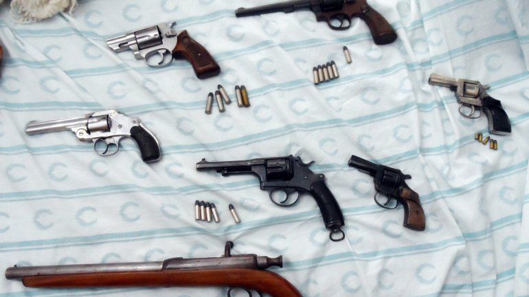 Parte del arsenal que poseía la banda que robaba autos de lujo.