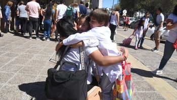 padres juntan firmas para que los reclamos sociales no afecten las clases padres juntan firmas para que los reclamos sociales no afecten las clases