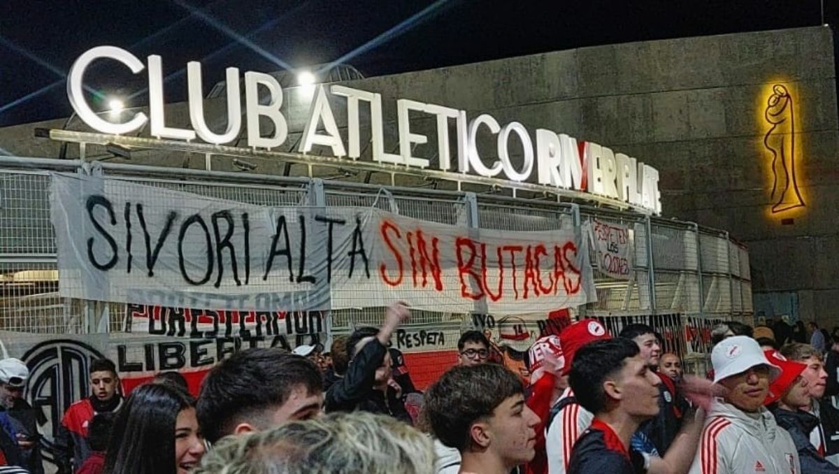 Así fue la populosa marcha en la puerta del Monumental contra la Comisión de River